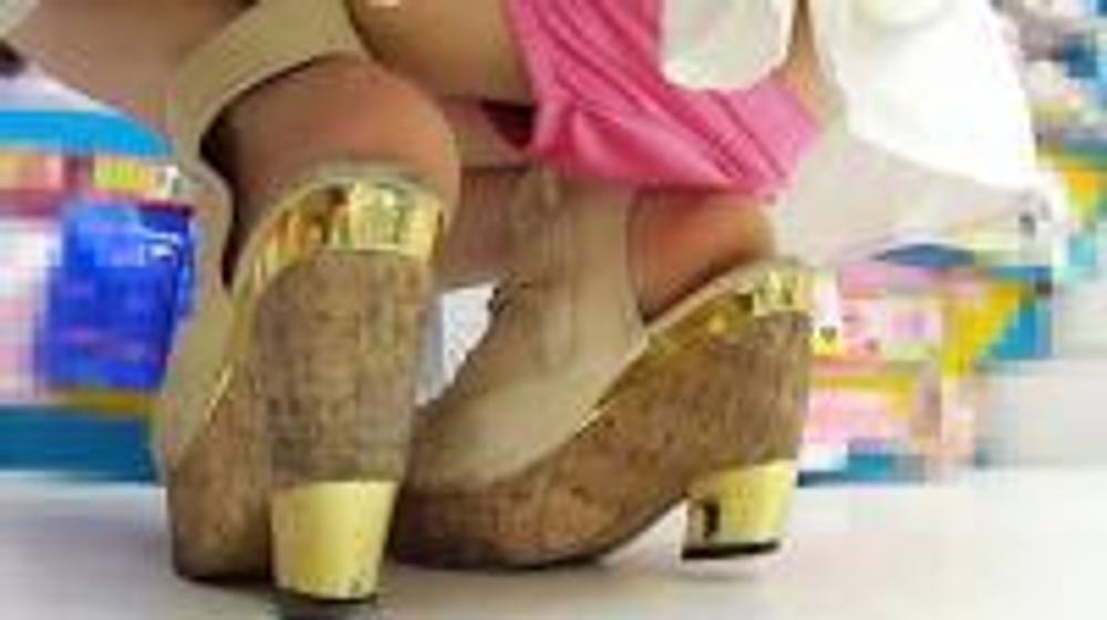 竹下通りの量販薬局で見つけた脚の綺麗なスレンダー美女はゆるゆるのショーツを穿いていて・・・