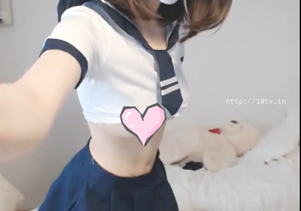 【無修正】制服コスの美少女がエロすぎるパンツを脱いでオナニー【ライブ動画】