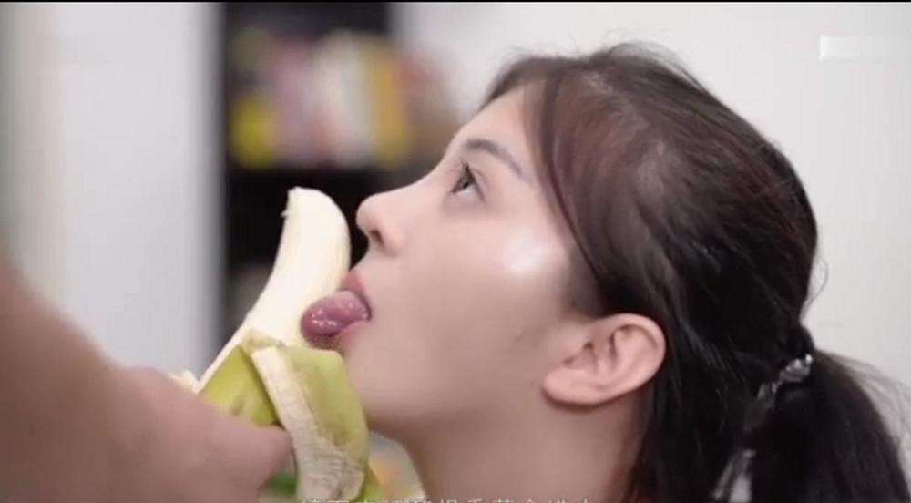 【無修正】高画質！何も知らない無垢な女の子にバナナを加えさせ、そのあとはチ〇ポをおしゃぶりさせるｗハメた後は、おしゃぶりバナナをごっくんさせる【ハメ撮り】