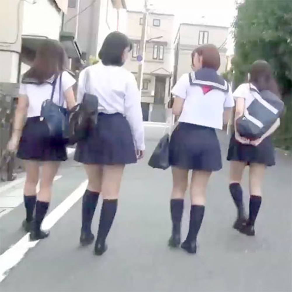 通勤途中に見かける制服少女のパンチラ