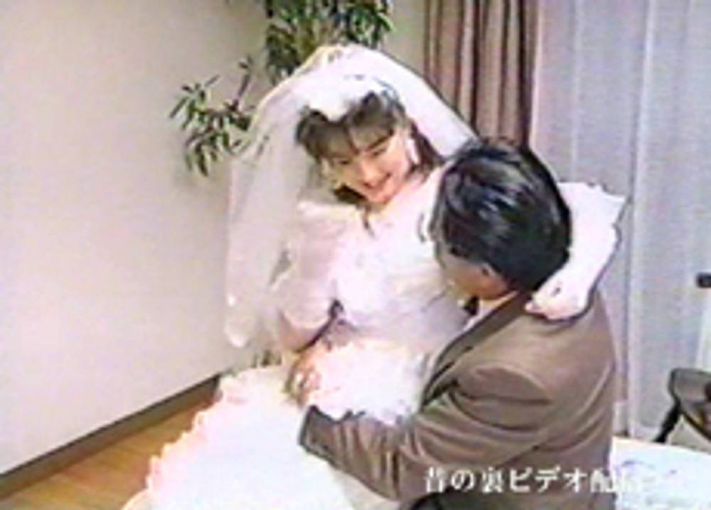 【無修正】色白美人の美沙かおるの☆白いドレスに肉の棒☆を配信します。1990年前後に活躍した美沙かおるの少ない出演作品の1本です。