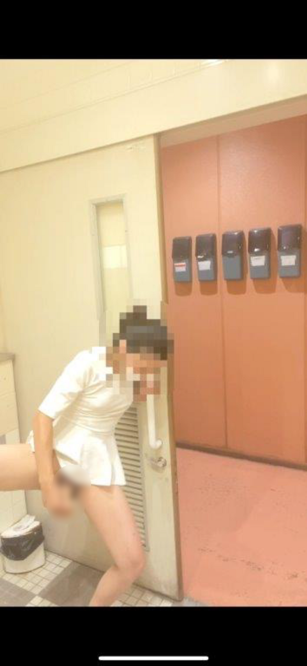 【人妻素人】多目的トイレで開けっ放しオナニー　露出　お尻もおまんこも丸見え