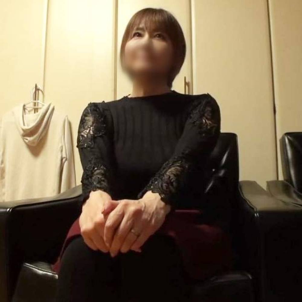 【熟女】Gカップおっぱいを責められうっとり！ショートヘアーの52歳熟女がご奉仕SEX！激しいピストンで連続イキ！