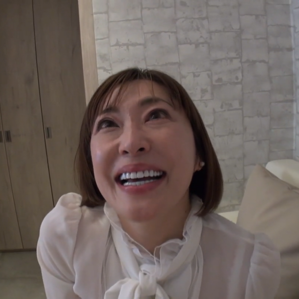 S級美女(人妻)登場!笑顔が可愛らしいのに、フェラ大好きな彼女は必見!
