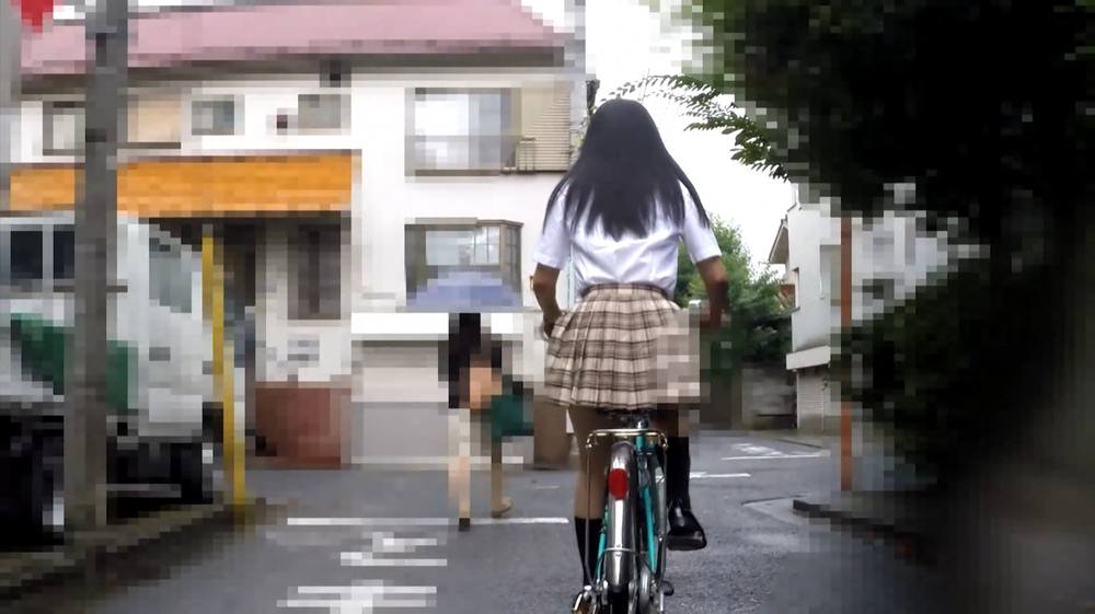 【素人・秘蔵映像】天使のチャリ通…！！ｶﾜｲｲ制服翻して自転車で駆け抜ける***、後ろからじっくり眺めちゃいます♡