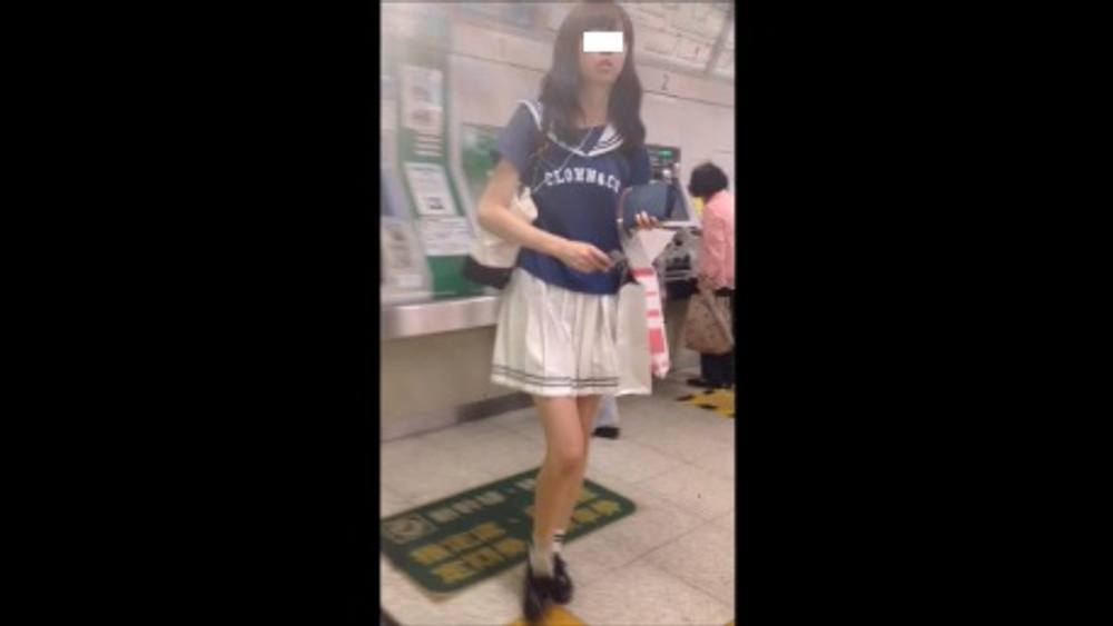 長身の女子大生パンチラ