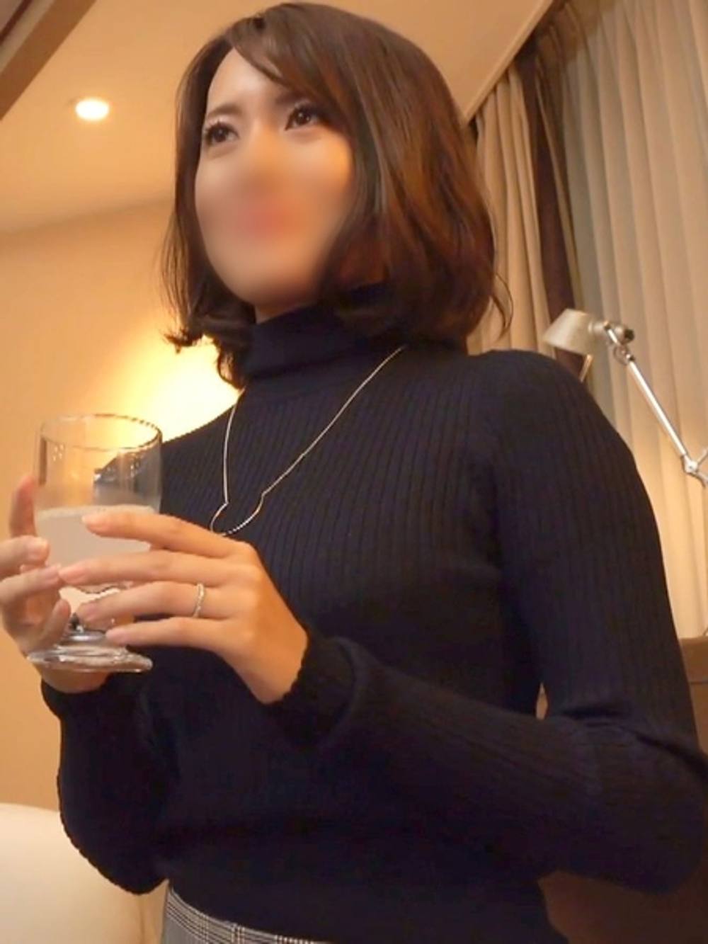 【個撮】スベスベ美肌で落ち着きのある熟妻さんと中出し不倫! 激しいピストンで妖艶な表情を浮かべて幸せそう・・・硬い亀頭をポルチオで感じながらイクぅ♥