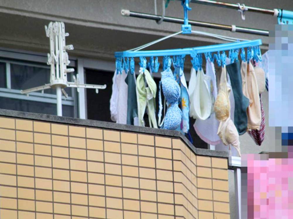 【下着の洗濯物】女性宅のベランダに干してある無防備で丸見えでパンティやブラジャー