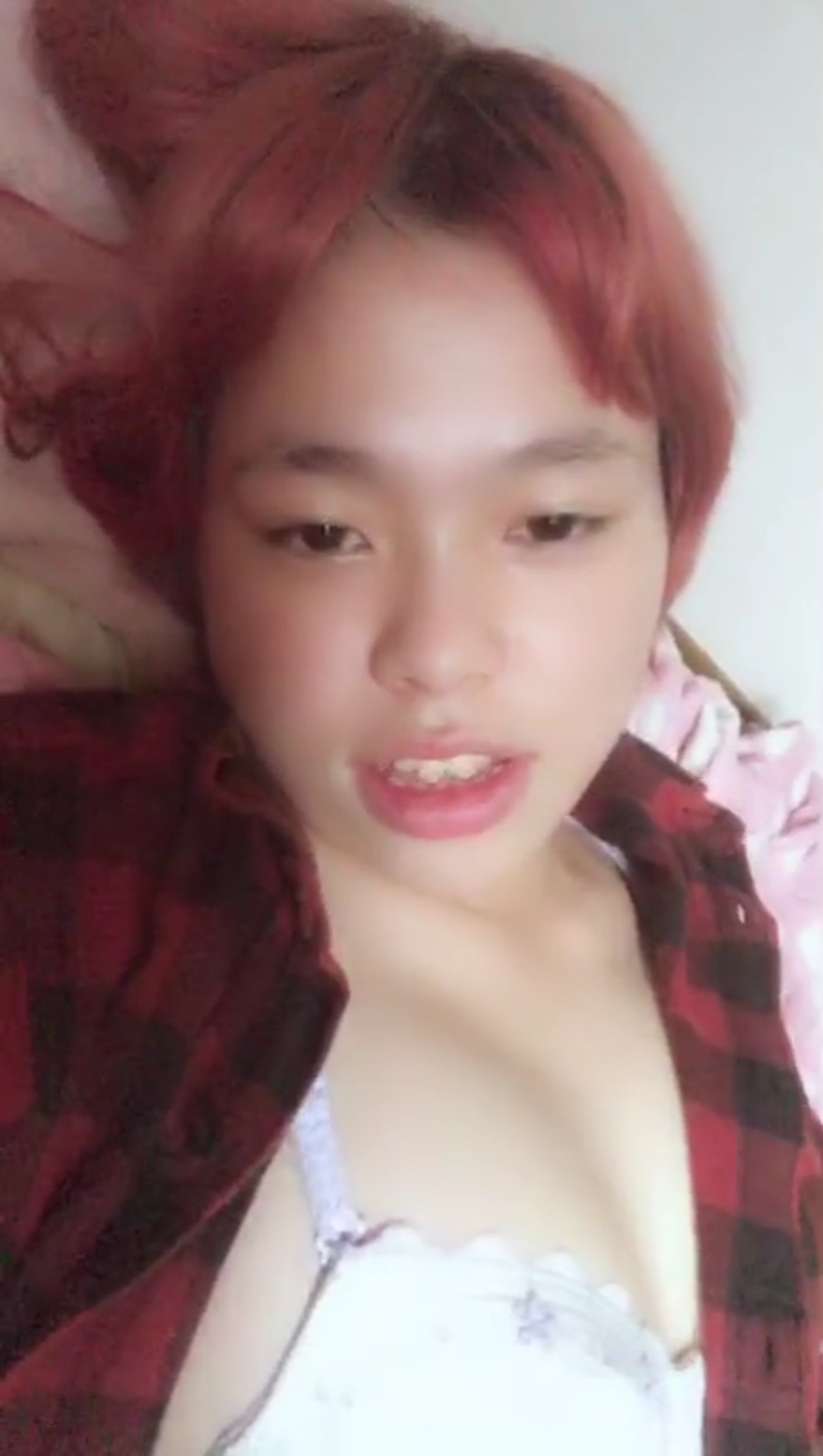 【ライブチャット】ボーイッシュお姉さんの胸見せ配信