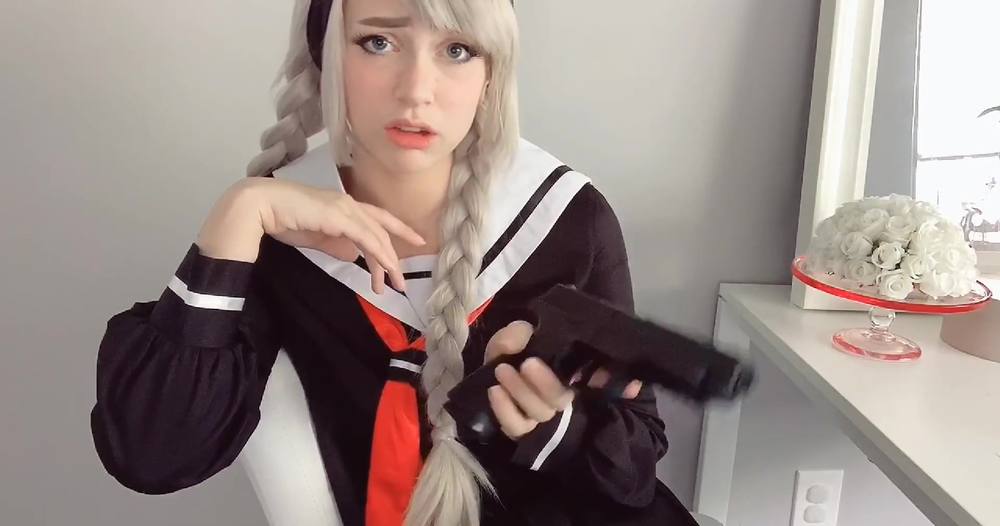 制服のコスプレで白人美女がオナニー配信！！