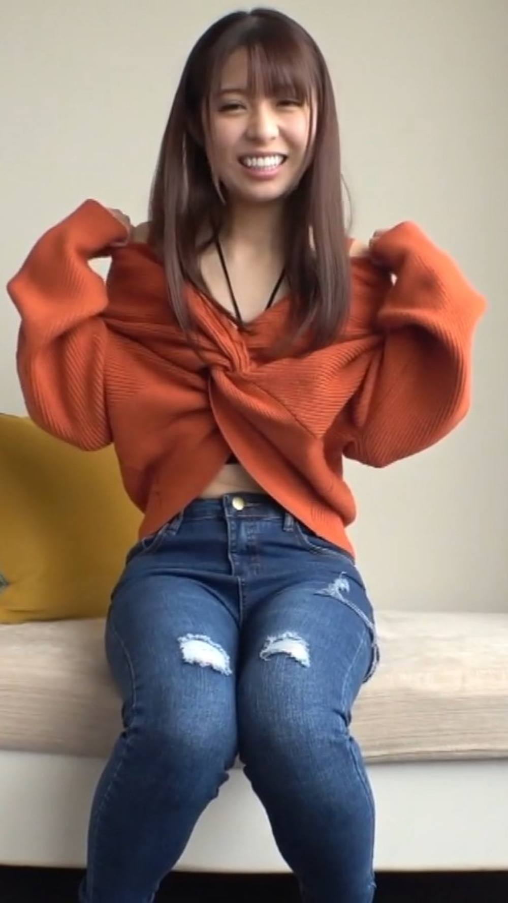 笑顔がかわいいスタイル抜群なタレント級美女。マイクロビキニを着せてハメまくる。