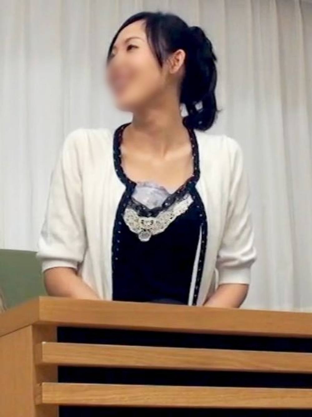 【隠撮】清楚で綺麗な美乳妻がパリピ男と不倫していました。 旦那の知らないところで、赤の他人にクンニされて腰がガクガク♥