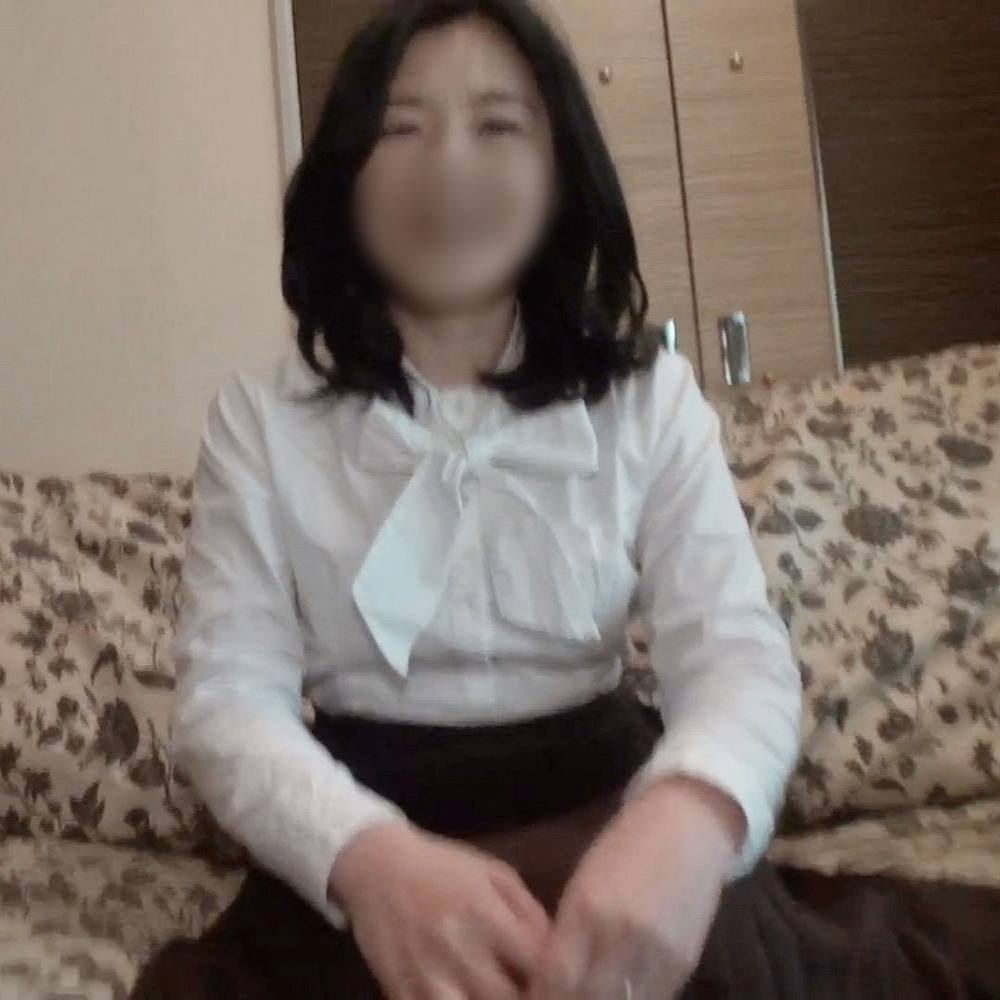 【人妻／熟女】50歳上品清楚なムッツリスケベの黒髪奥さま。感度良好の美乳ボディを激ピスハメ撮りセックス。