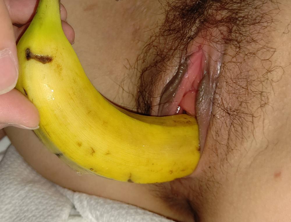 【個人撮】ヤケクソ素人JDちゃんの膣内異物挿入～吐息を漏らしながらバナナを飲み込む幼いブラックホール～