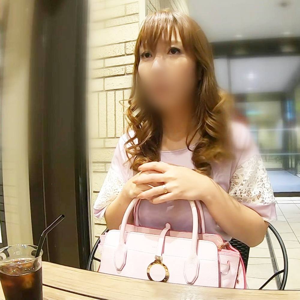 《人妻・中出し》ギャル系のスレンダー美人奥さんをナンパして連れ込み中出しプレイ!アンアン喘いでイキ狂う!