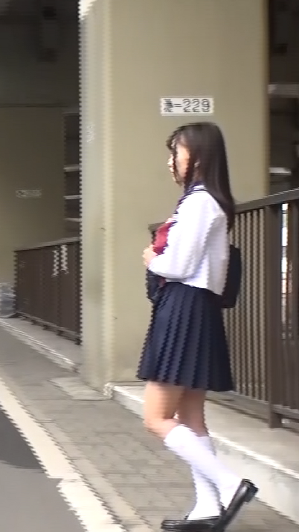 【流出】SNSを通じて女子●学生を自宅に連れ込み誘●、初めての経験でハメ撮り生中出し※数量限定でラストにシャワーで無理矢理イかされちゃうシーン見れます