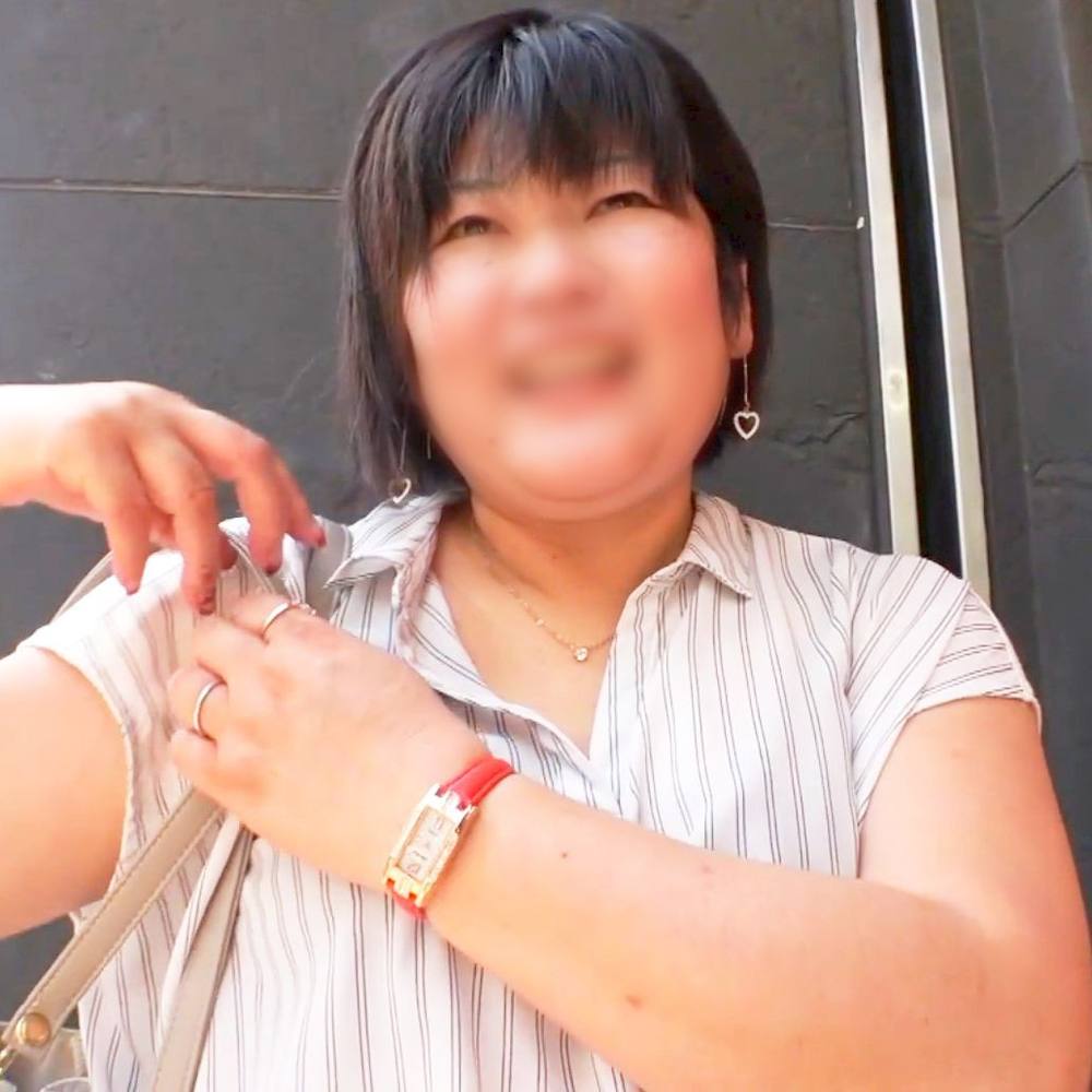 【53歳熟女】すごい腹肉のっぽっちゃり奥さんと個人撮影。洗ってないチンポに大喜び！