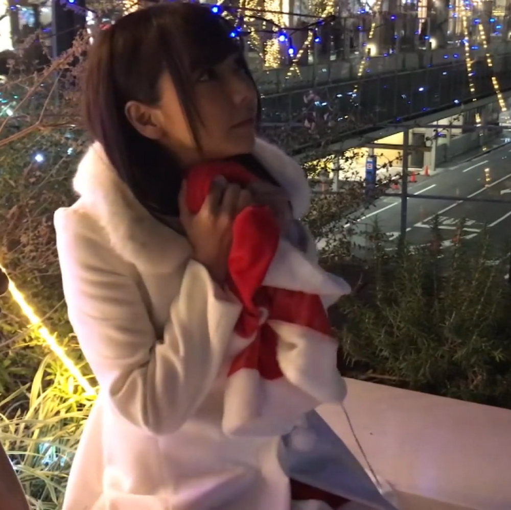 【美乳美少女】新宿高●屋前でクリスマスナンパ待ちサンタコス。「乳首きもちっ、、、、あんっ、、、」