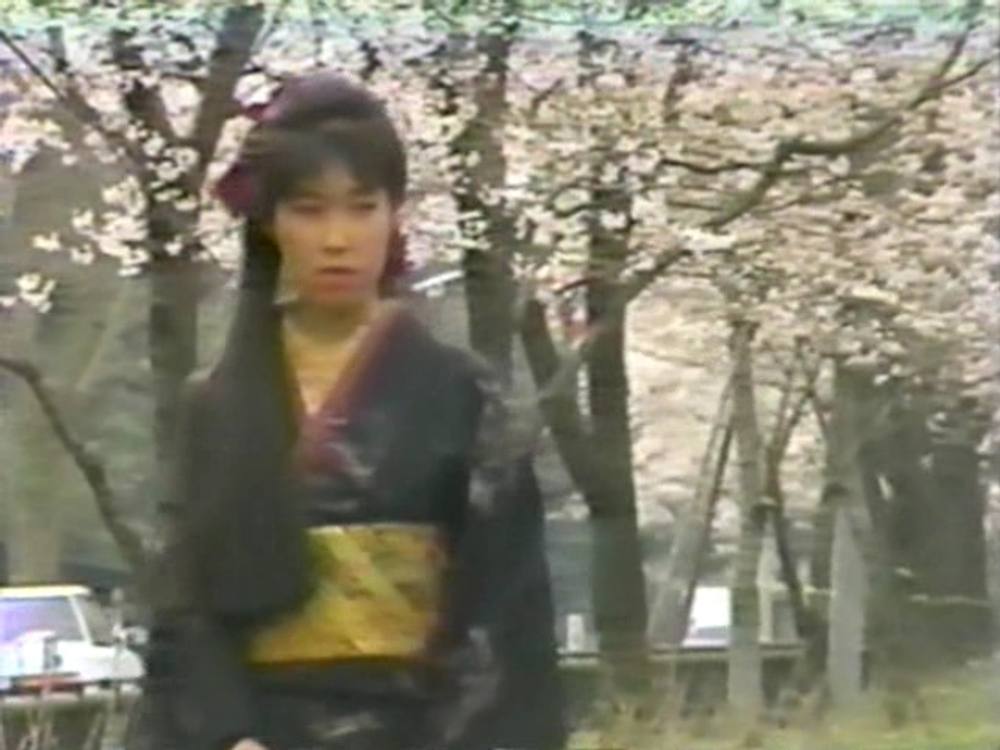 (無)《昔の映画》桜並木を和服美女が歩いています。そこへ怪しげなグラサンの男が1人・・・・