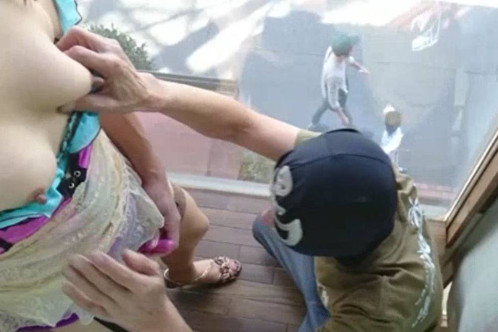 【驚愕】外部から丸見えの窓際で巨乳人妻と交尾!外の通行人は意外と上は見ないですね(笑)