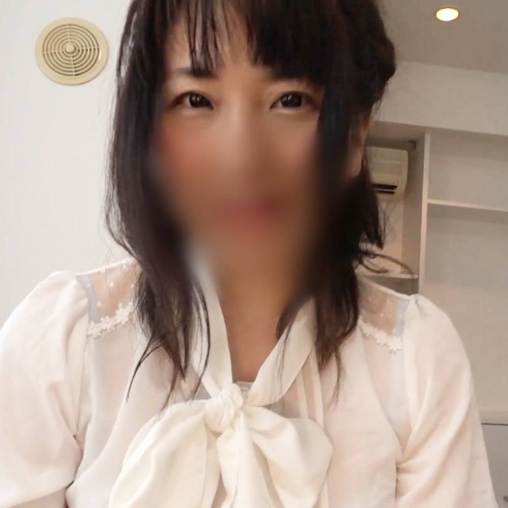 【人妻・中出し】笑顔が可愛らしいロリ系熟女！唾液たっぷり熟練の高速バキュームフェラ⇒生チ○ポで快楽イキ連発！