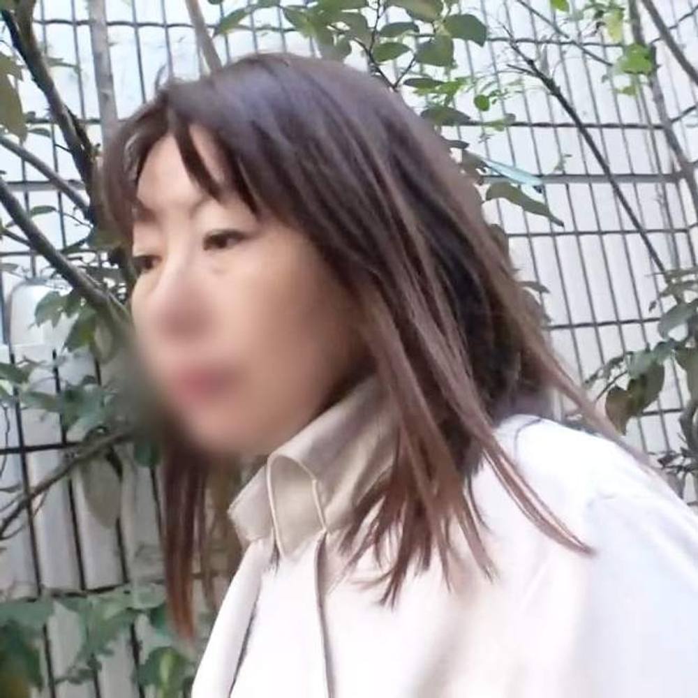 【熟女】パイパンおま○こを持つぽっちゃり熟女（53）◆カメラの前でオナニー披露⇒硬いチ○ポに抱き心地の良さそうな白肌の身体を震わせてイキ狂い！