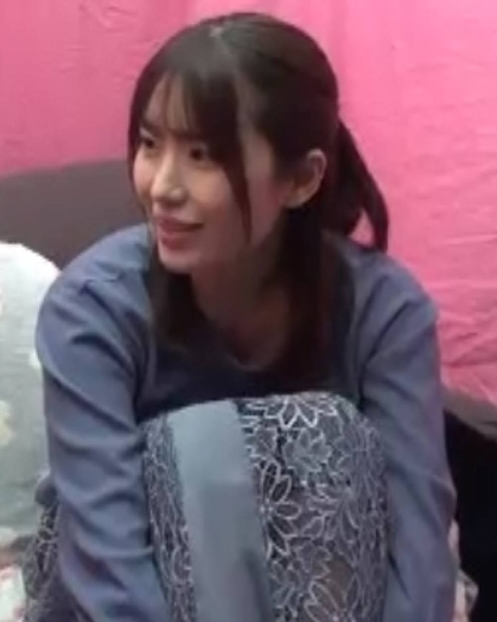 (無修正)激かわ!ぴちぴち美女!ち●ちん見つめて大興奮!