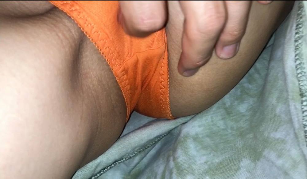 パンティーの上からこすりイキ!!