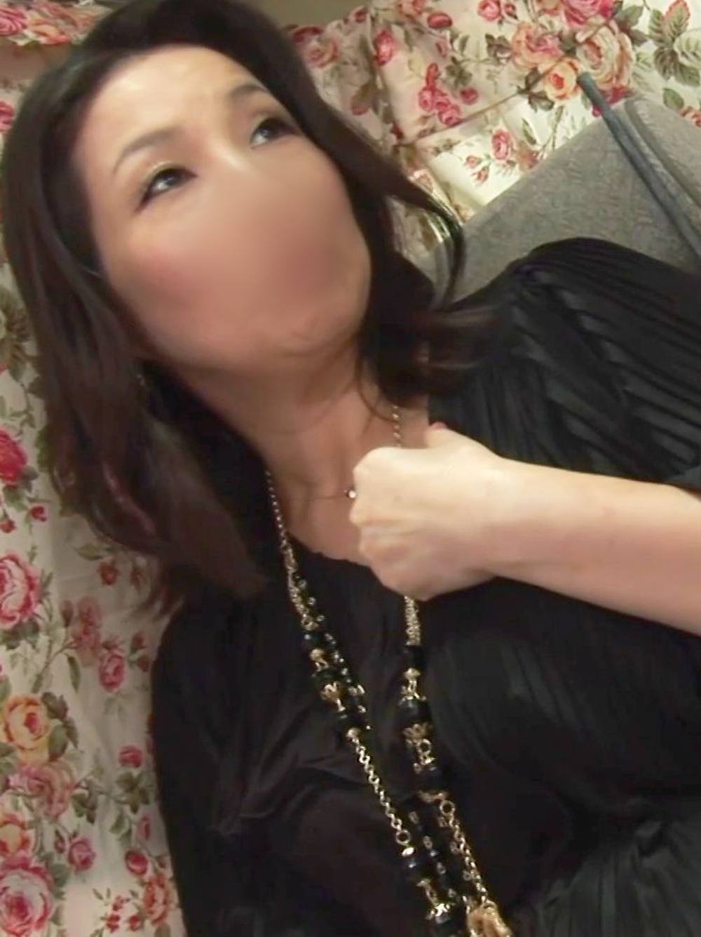 【個人撮影】巨乳で変態な42歳の奥様！乳首責めだけでパンツにマン汁がぐっしょり♥