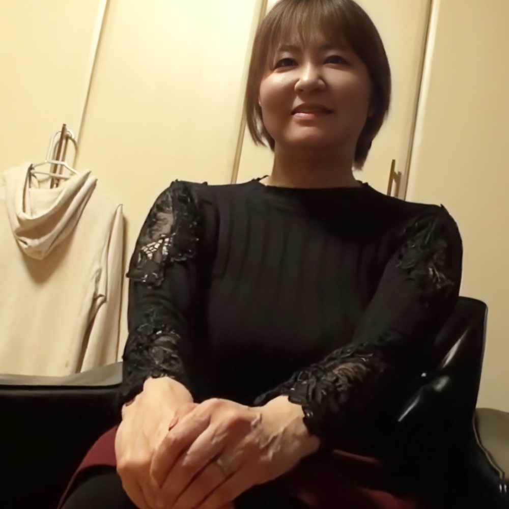 【人妻/熟女】54歳！既婚者！アプリで出会ってまさかの秘密の不倫中出し！