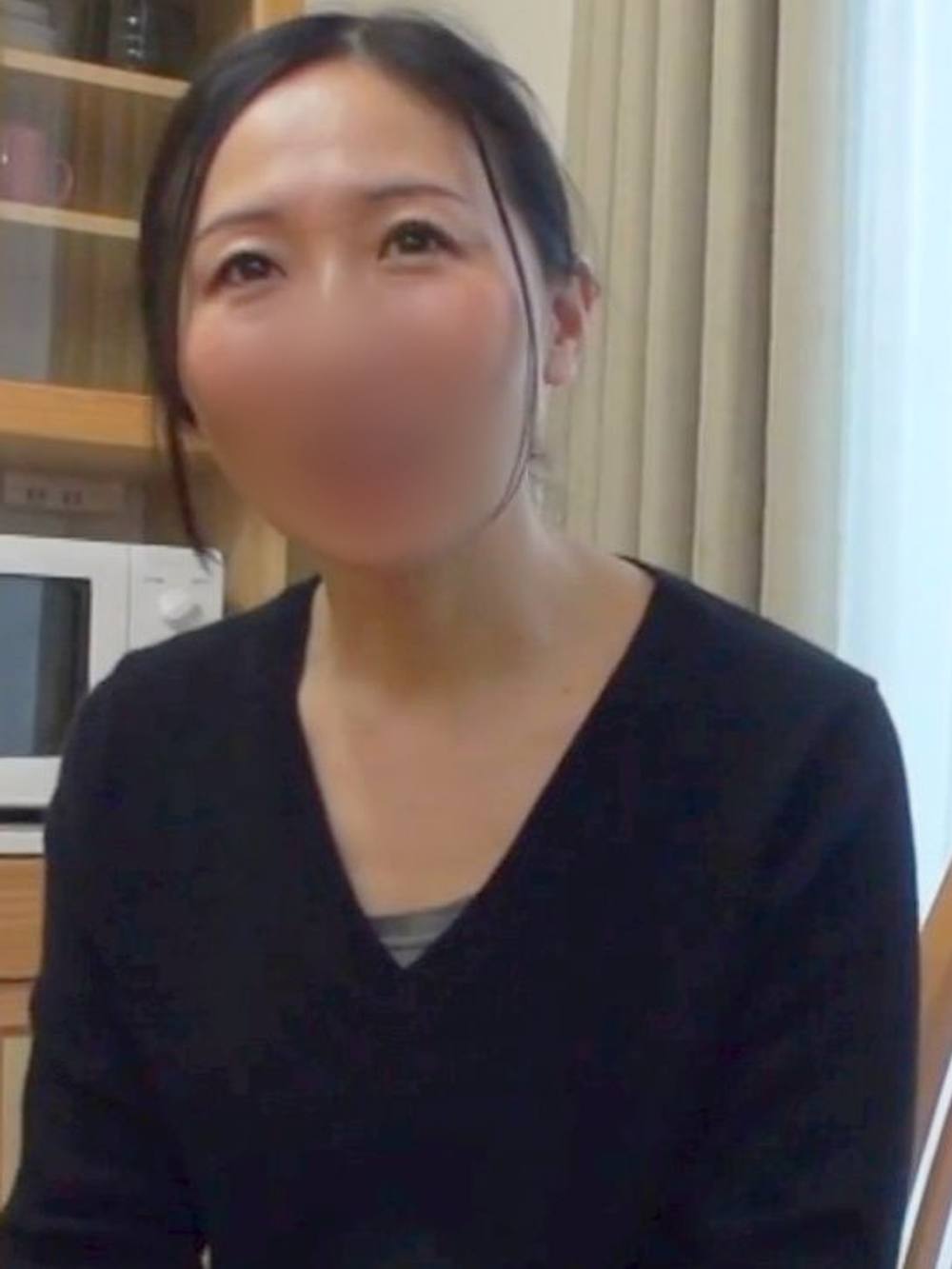 【高画質】小顔でおっとりとした43歳の熟妻さんです。突然のフェラチオで思わず口内射精。