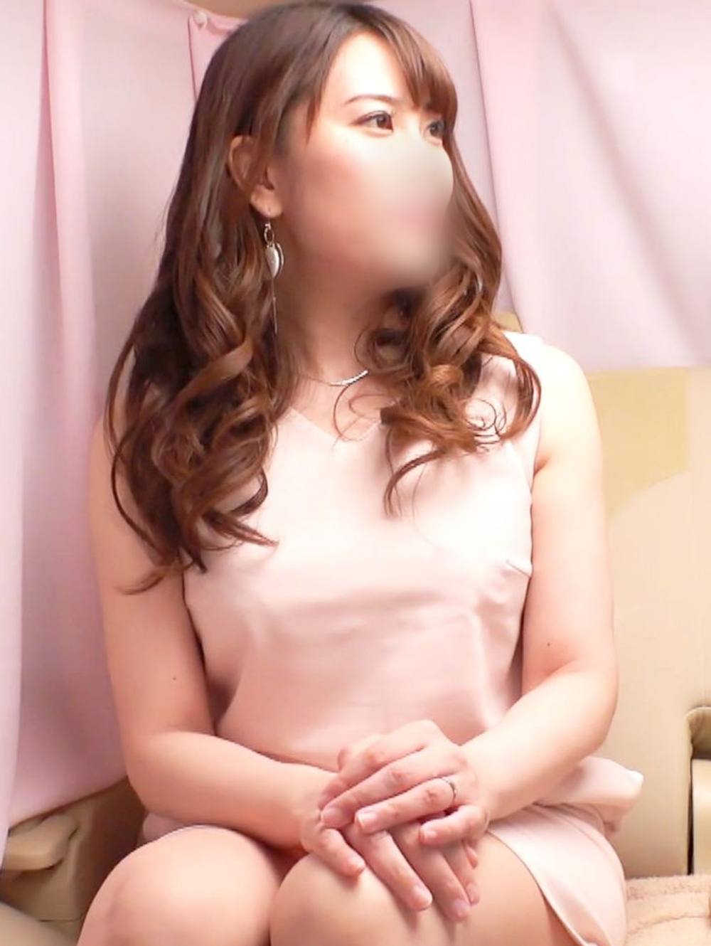 【素人】清楚なルックスの爆乳若妻! 中出しで膣奥からザーメンどろ~り♥