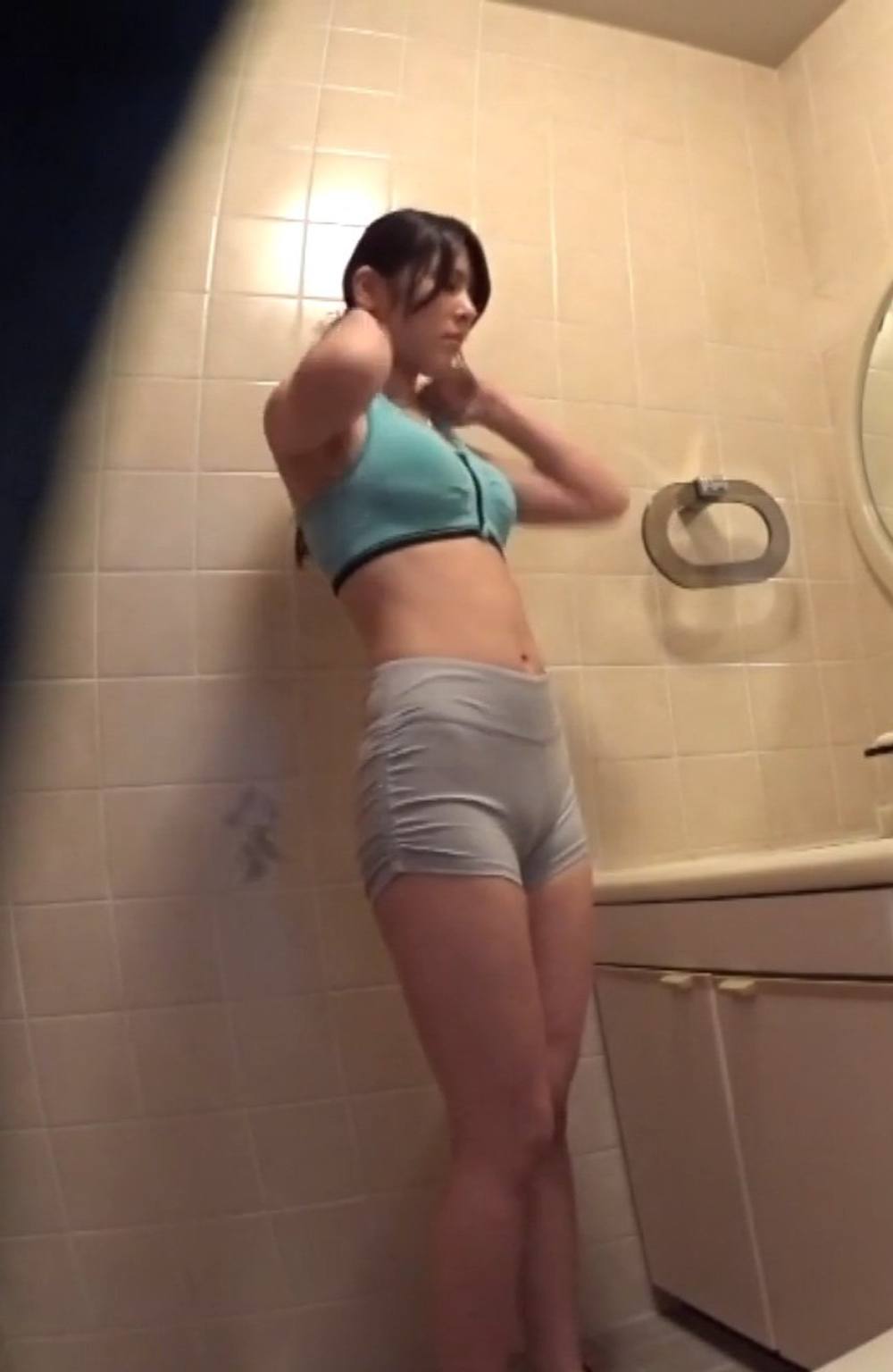【ハメ撮り】スレンダーで美人なお姉さんとのお色気セックスで奥まで中出し♥