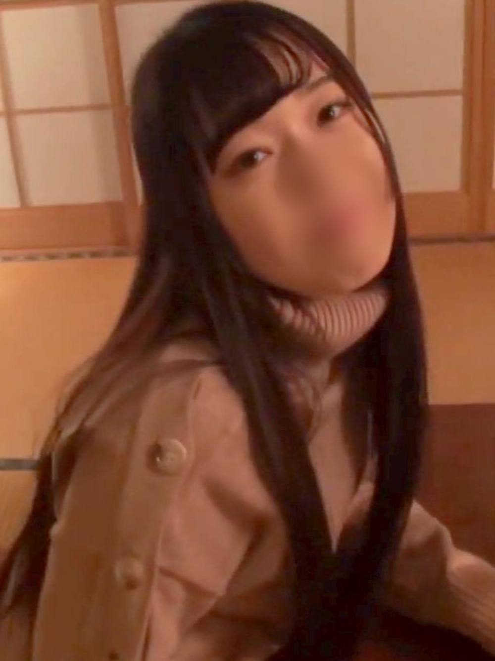 【素人】アイドルみたいなルックスのパイパン女子♥ 肩からおっぱいにかけて、精子を浴びて嬉しそう♥