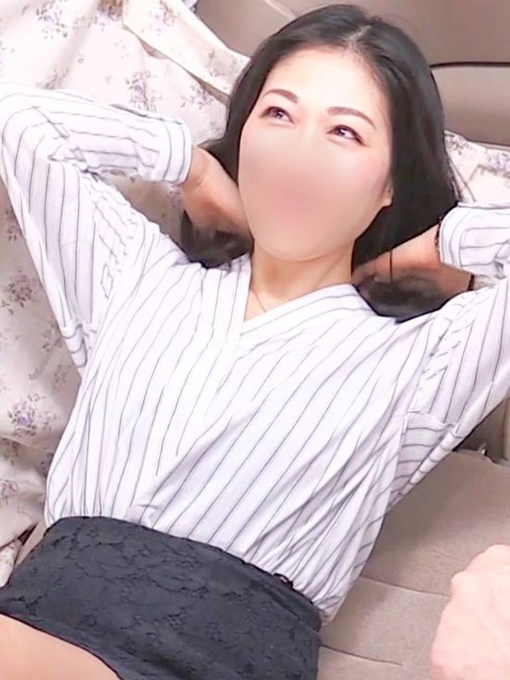 【素人】巨乳で綺麗な46歳の熟妻さんです。乳首責めで興奮しておまんこびっしょりに。