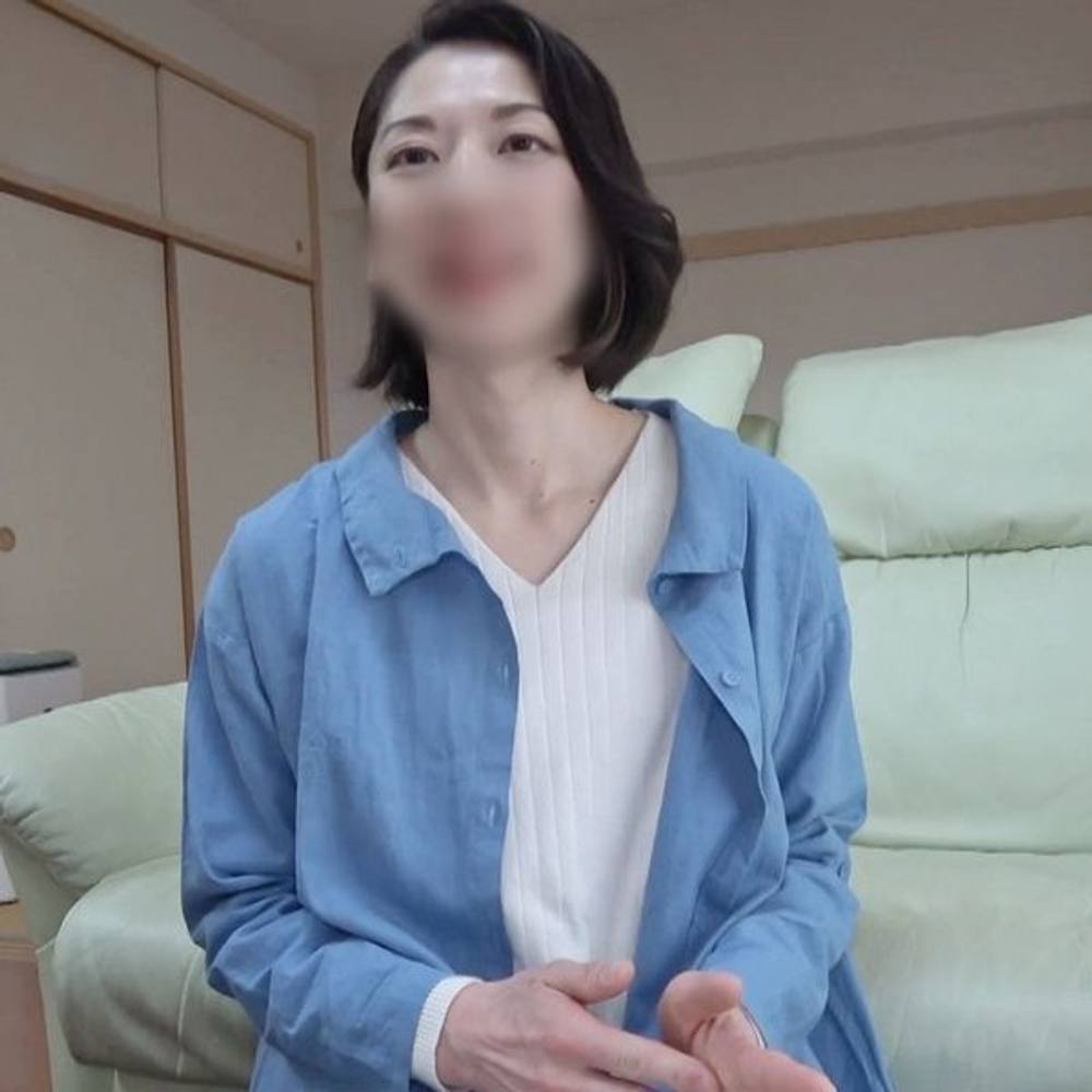 【素人／人妻】清楚ルックスの美人な四十路奥さま。旦那に隠れて自宅に男を連れ込み⇒他人棒にヨガリ淫れる浮気セックス。