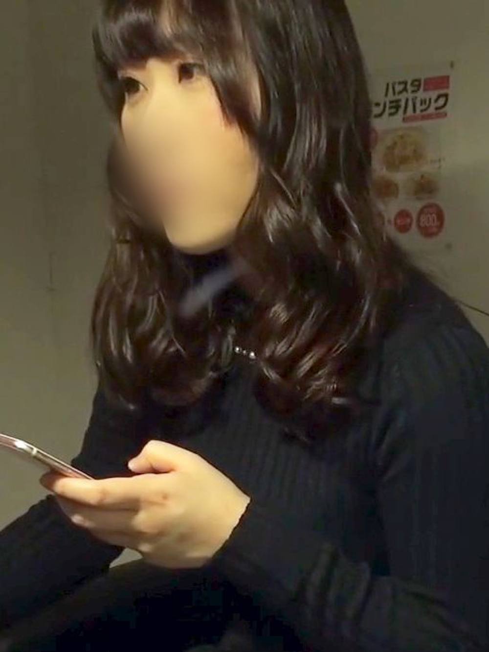 【隠撮】清純系のお姉さんがネカフェ利用！カメラに気づかず、本気オナニー♥