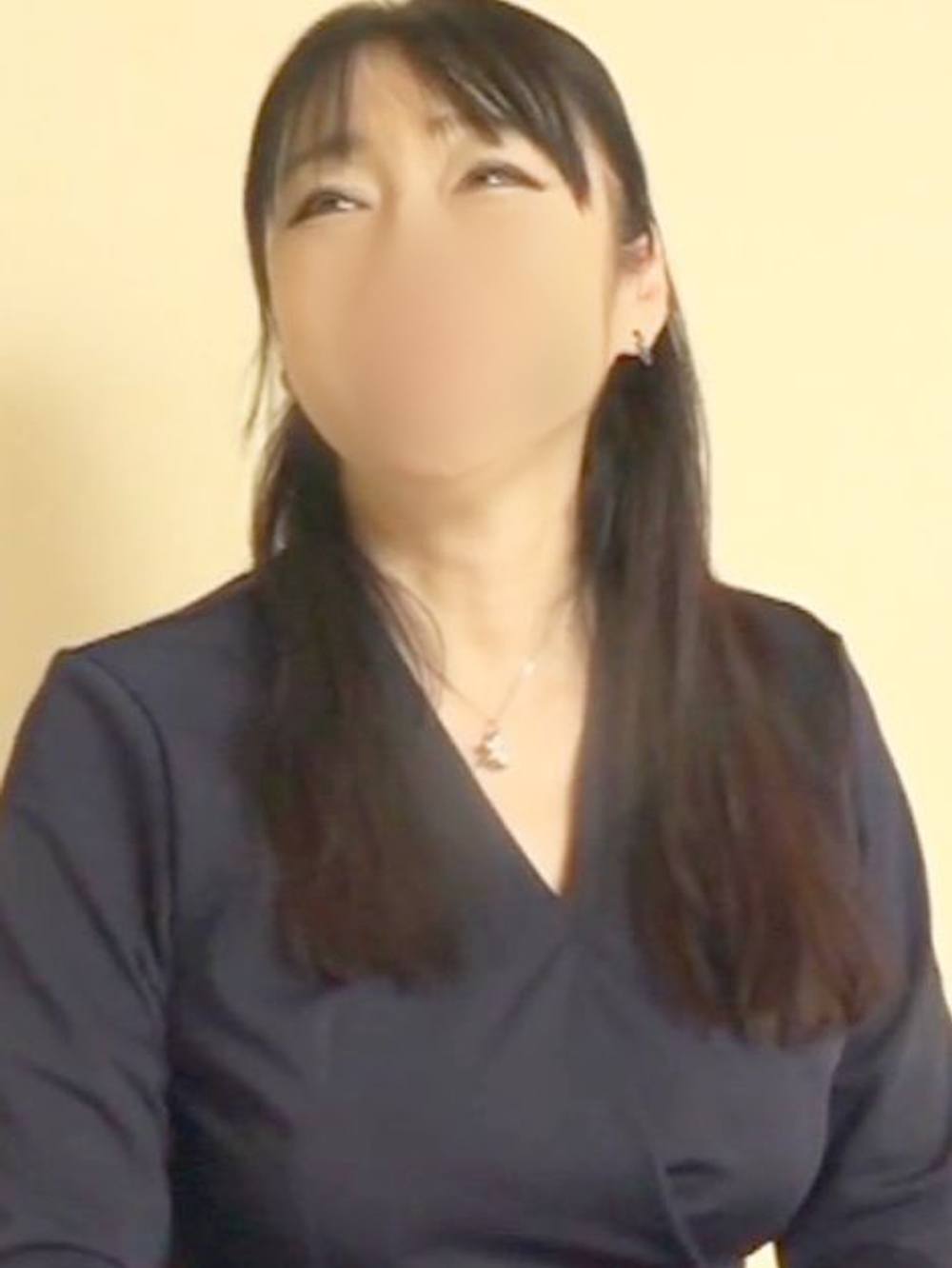 【熟女】ぽっちゃり豊満な人妻！不倫相手からのクンニで悶絶！