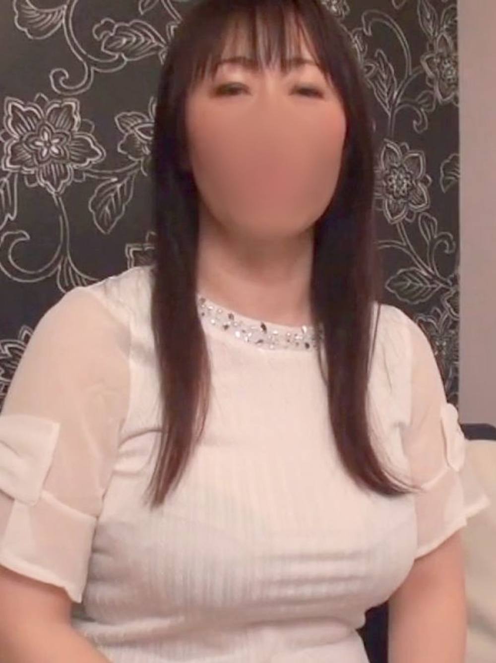 《素人》爆乳で淫乱な熟妻さん！他人からの手マン責めで理性崩壊！