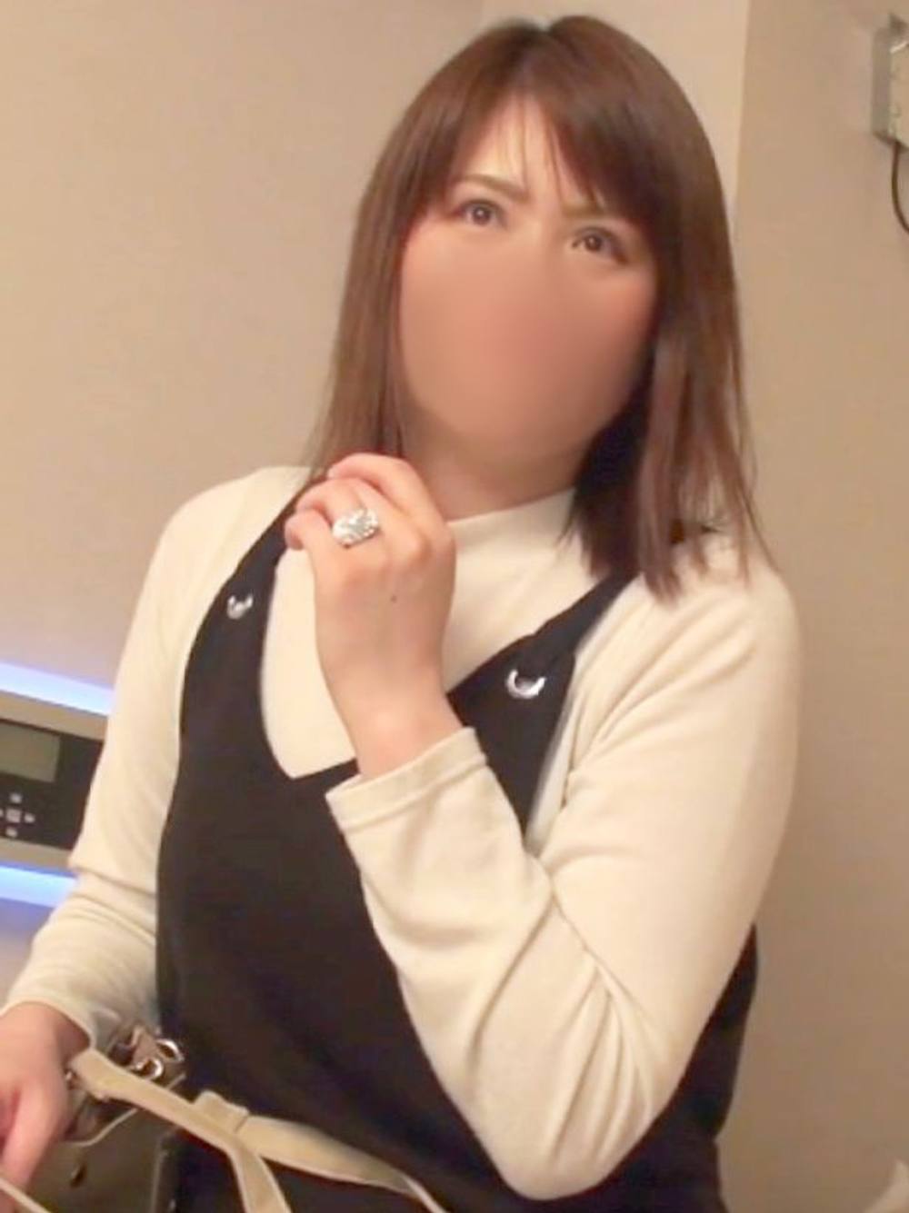 【人妻】ぽっちゃり体型の37歳人妻さん！ 他人棒を前に大興奮状態に！