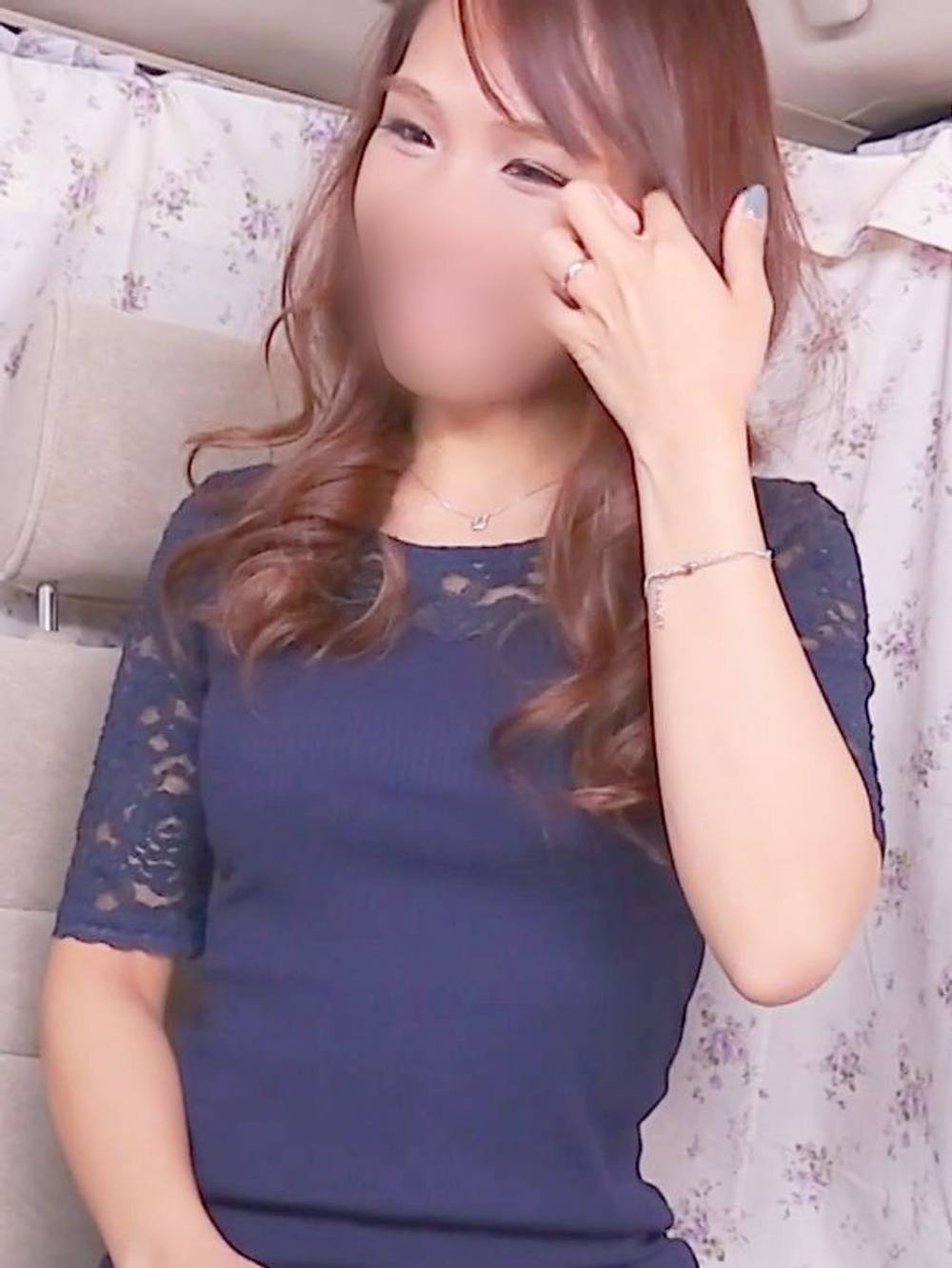 【素人】日焼けした体のスレンダー人妻(33歳)♥ 美脚の間から見えるピンク色の秘境は濡れ濡れ♥