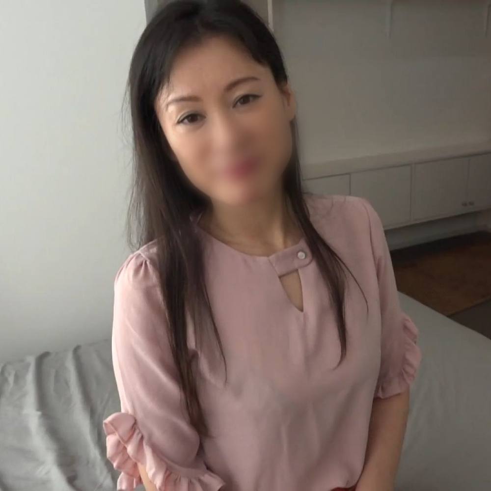 美肌に美しい容貌、とても五十路には見えない美人熟女！ 若いチ〇ポを隅々まで舐め上げる極上フェラチオは絶品！