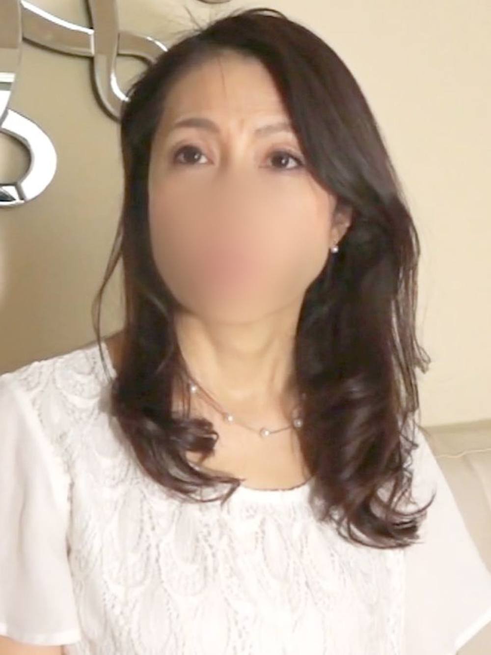 【素人】上品な雰囲気の美人妻(49歳)！ 他人棒を咥えて上目遣い♥