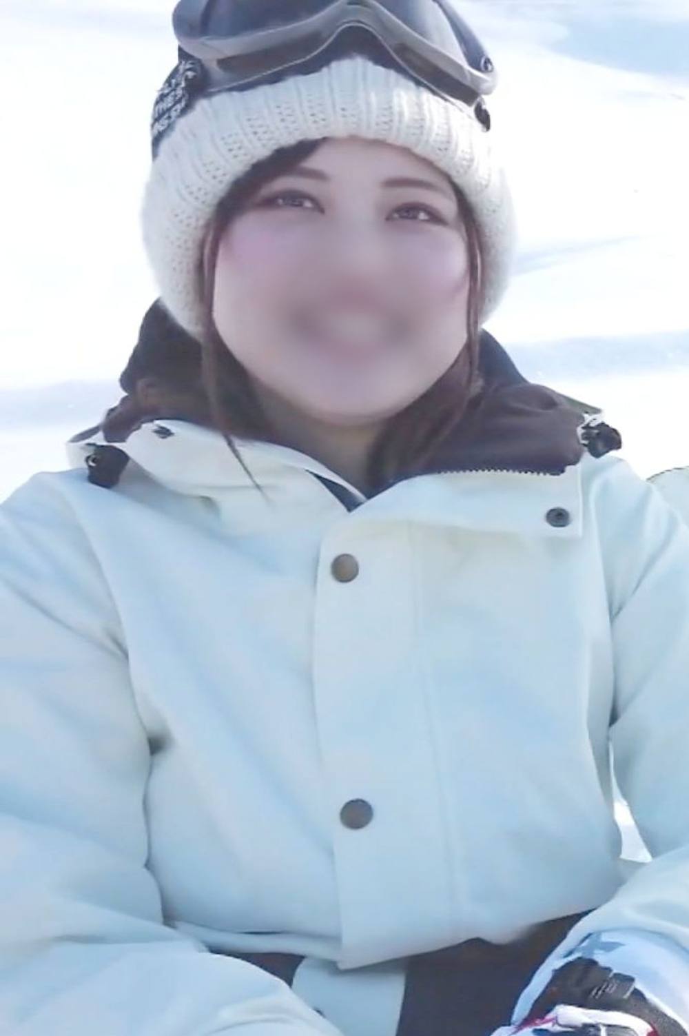 【個人撮影】スキー場でGETした清楚系美女♥ 見た目とは裏腹に潮吹きまでする変態ビッチ！