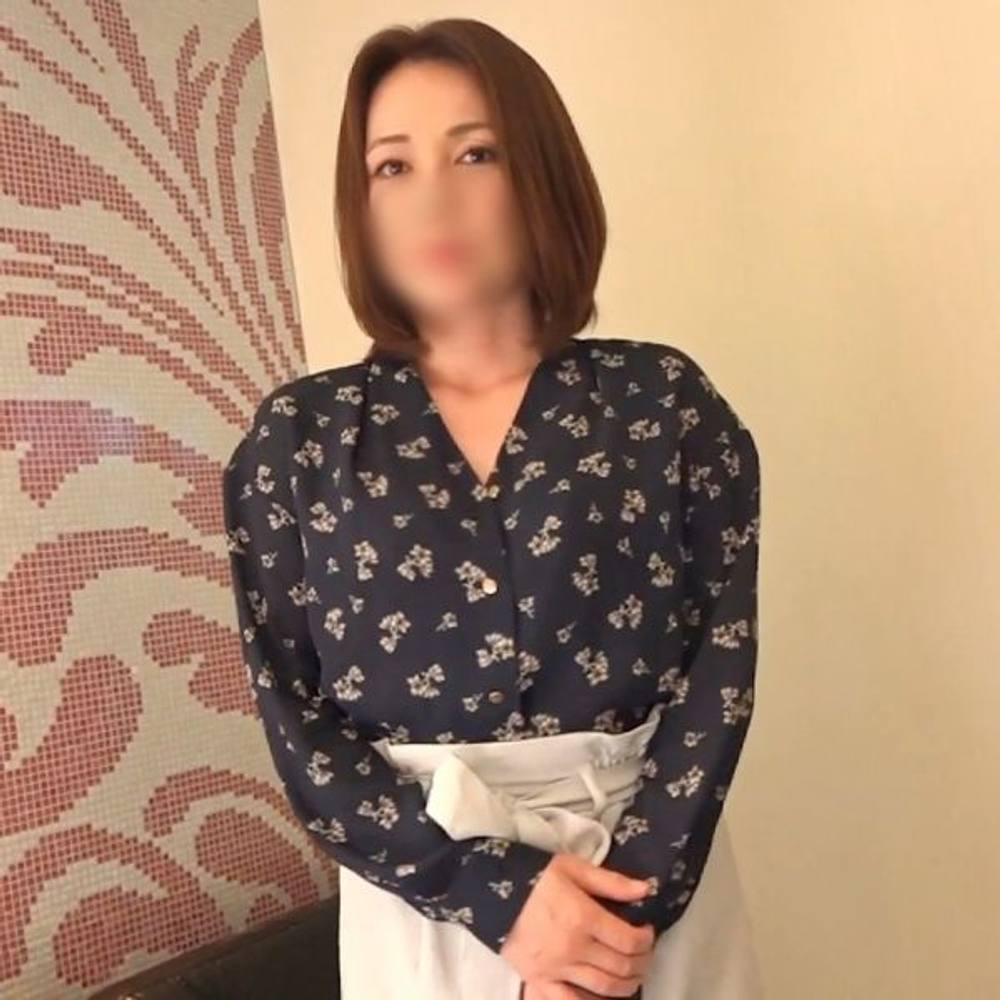 【人妻／熟女】美容部員の42歳美人奥さま。旦那とは訳あり別居中（笑）綺麗な美乳ボディで他人棒にヨガリ淫れる中出しセックス。