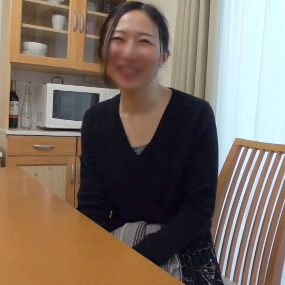 【熟女】52歳のスレンダー熟女妻。恥じらいながらもチンポを見て目を輝かせ嬉しそうにしゃぶりつく!