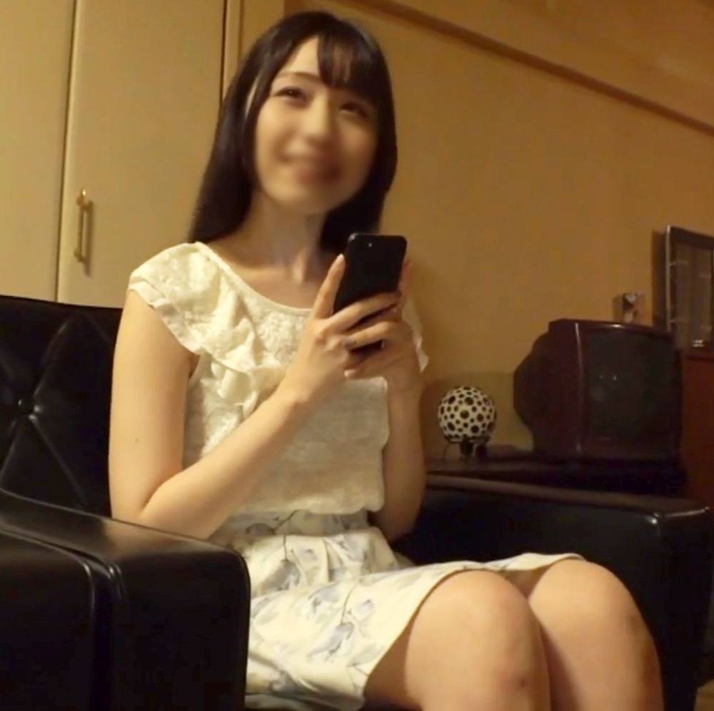 【個人撮影】見た目からは想像つかない程ドスケベな童顔美少女。笑顔で大好きな電マオナニーで即イキ!