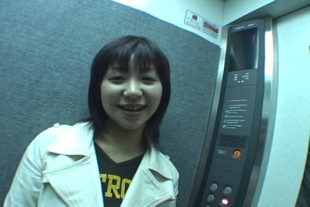 (無)《昔の映画》街を歩いてたら思わず声をかけたくなっちゃうような可愛い女の子。生ハメ撮りの始まり。中出し+マン射のコラボで終了。