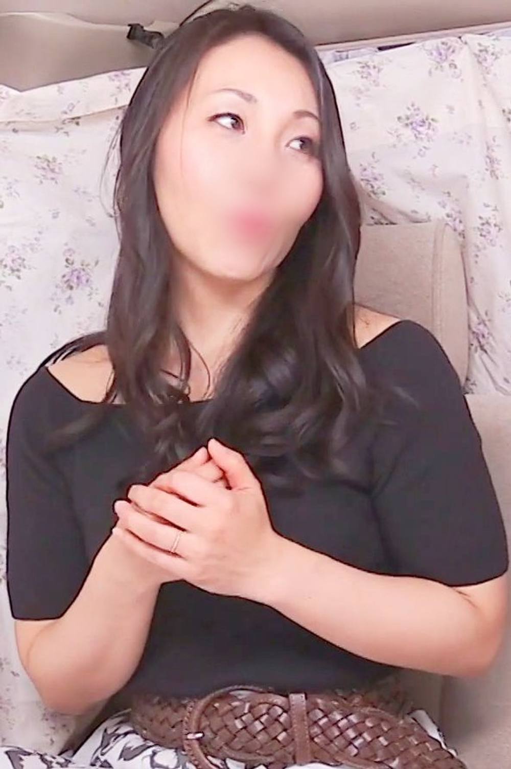 【個人撮影】清純系で綺麗なセレブ妻です！ 乳首責めすると自然とオナニー開始♥