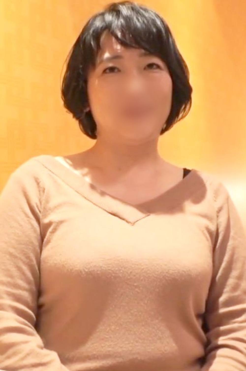 【個人撮影】ぽっちゃりボディの巨乳熟妻！ 剛毛マンコを愛撫すると性欲暴走！